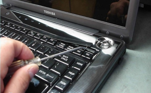 thay b&agrave;n ph&iacute;m laptop toshiba