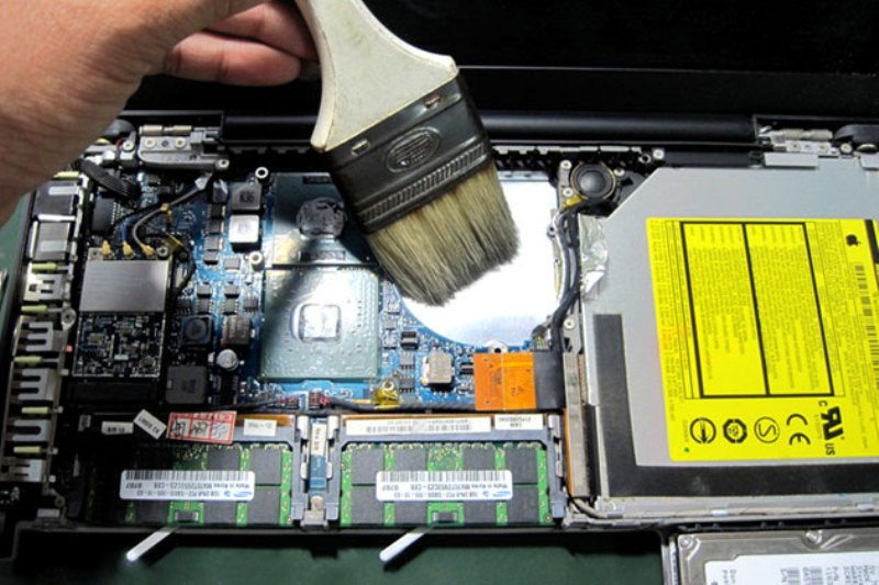 ve sinh laptop het bao nhieu tien